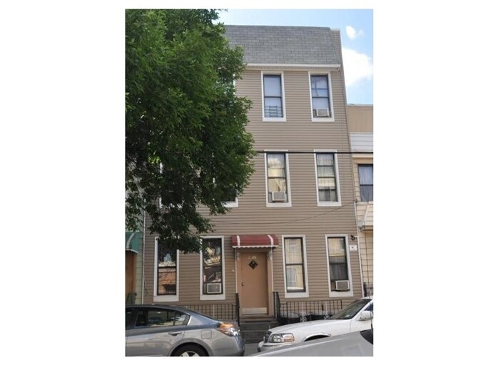 1819 Grove St in Ridgewood, NY - Building Photo