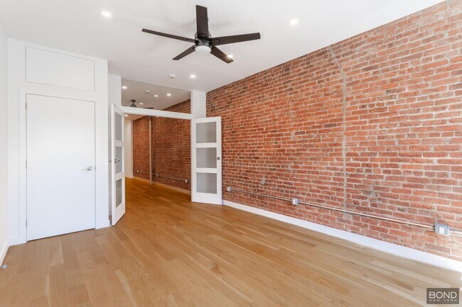 309 E 10th St in New York, NY - Building Photo - Building Photo