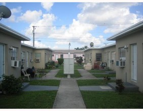 Carden in Hialeah, FL - Foto de edificio - Building Photo