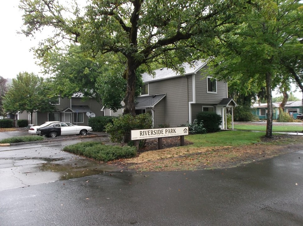 Riverside Park Apartments in Brownsville, OR - Building Photo