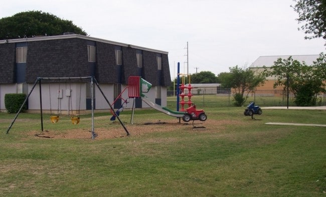 McMullen Square Apartments in San Antonio, TX - Foto de edificio - Other