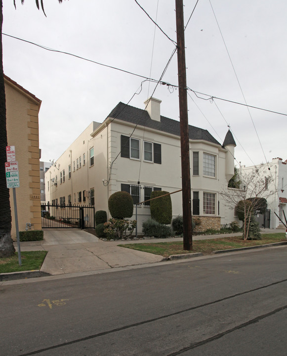 1407 N Catalina St in Los Angeles, CA - Foto de edificio