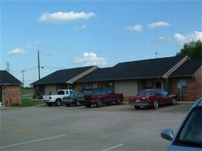 108 8th St in Venus, TX - Foto de edificio - Building Photo