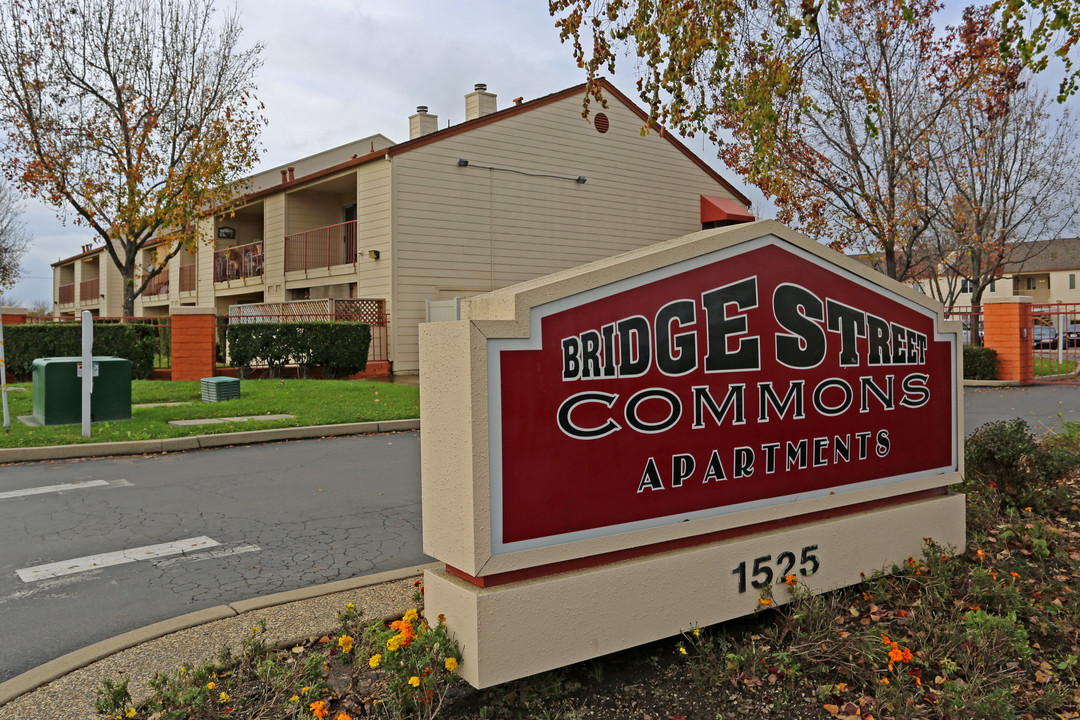 Bridge Street Commons in Yuba City, CA - Foto de edificio