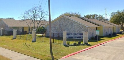 1201 N Live Oak St in Rockport, TX - Foto de edificio - Building Photo