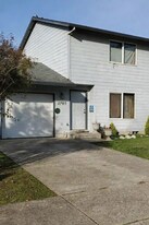 2705 NE Melody Way in McMinnville, OR - Building Photo