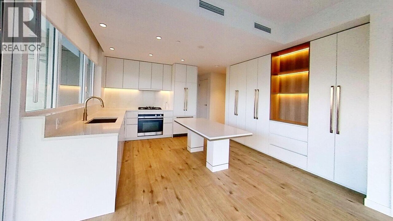 720 Farrow St in Coquitlam, BC - Building Photo
