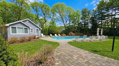 13 Beach Land Ave in East Quogue, NY - Foto de edificio - Building Photo