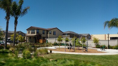 625 Montage Cir in East Palo Alto, CA - Foto de edificio - Building Photo