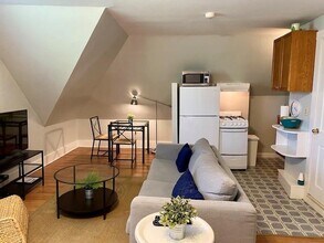 96 Rhode Island Ave in Newport, RI - Building Photo - Building Photo