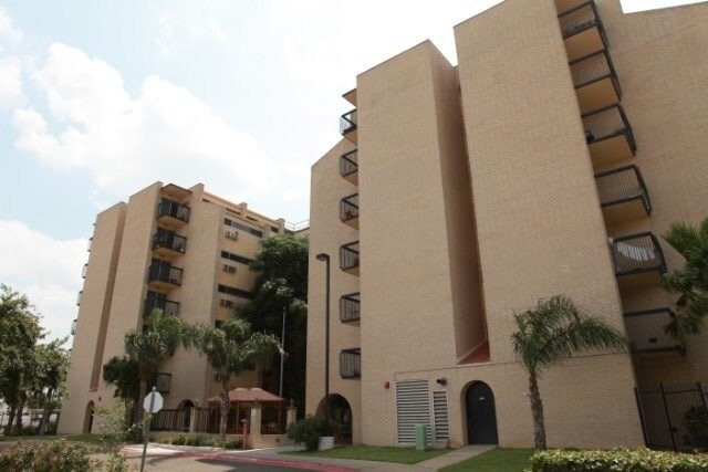 201 N 13th Ave in Edinburg, TX - Foto de edificio