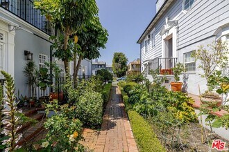 110 Flores St in Los Angeles, CA - Building Photo - Building Photo