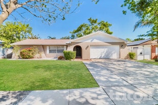 2290 Colonial Dr in Dunedin, FL - Building Photo