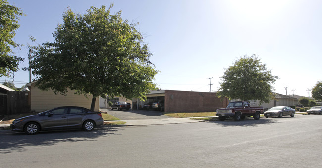 680 Carmelita Dr in Salinas, CA - Foto de edificio - Building Photo