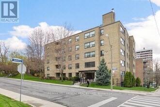 2 Ridelle Ave in Toronto, ON - Building Photo - Building Photo
