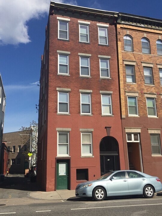 18 Chelsea St, Unit 2 in Boston, MA - Foto de edificio