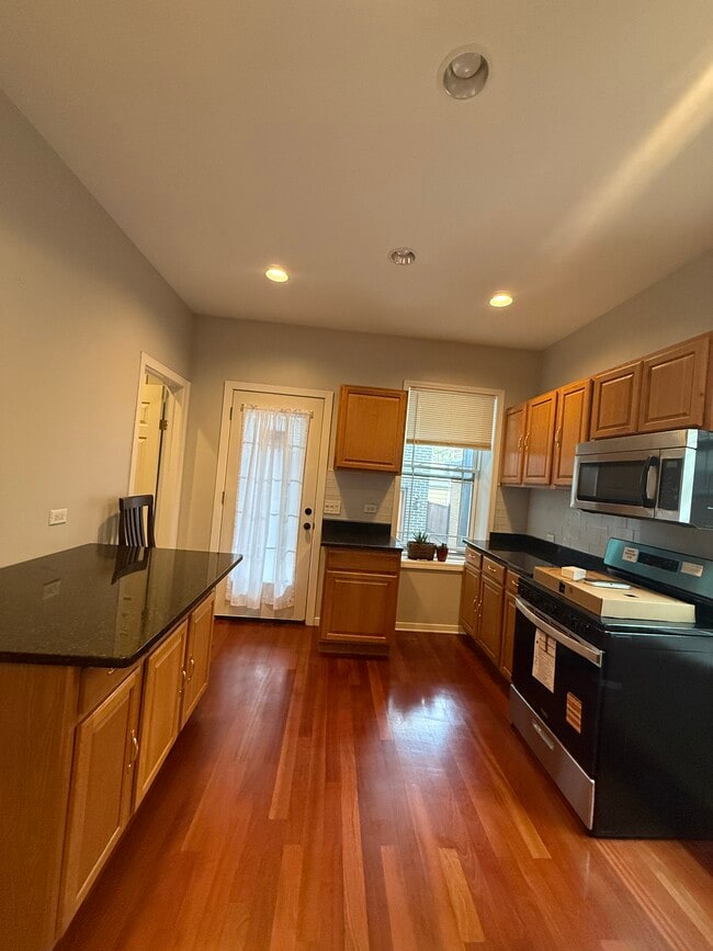 2216 W Belmont Ave, Unit 1 in Chicago, IL - Foto de edificio - Building Photo