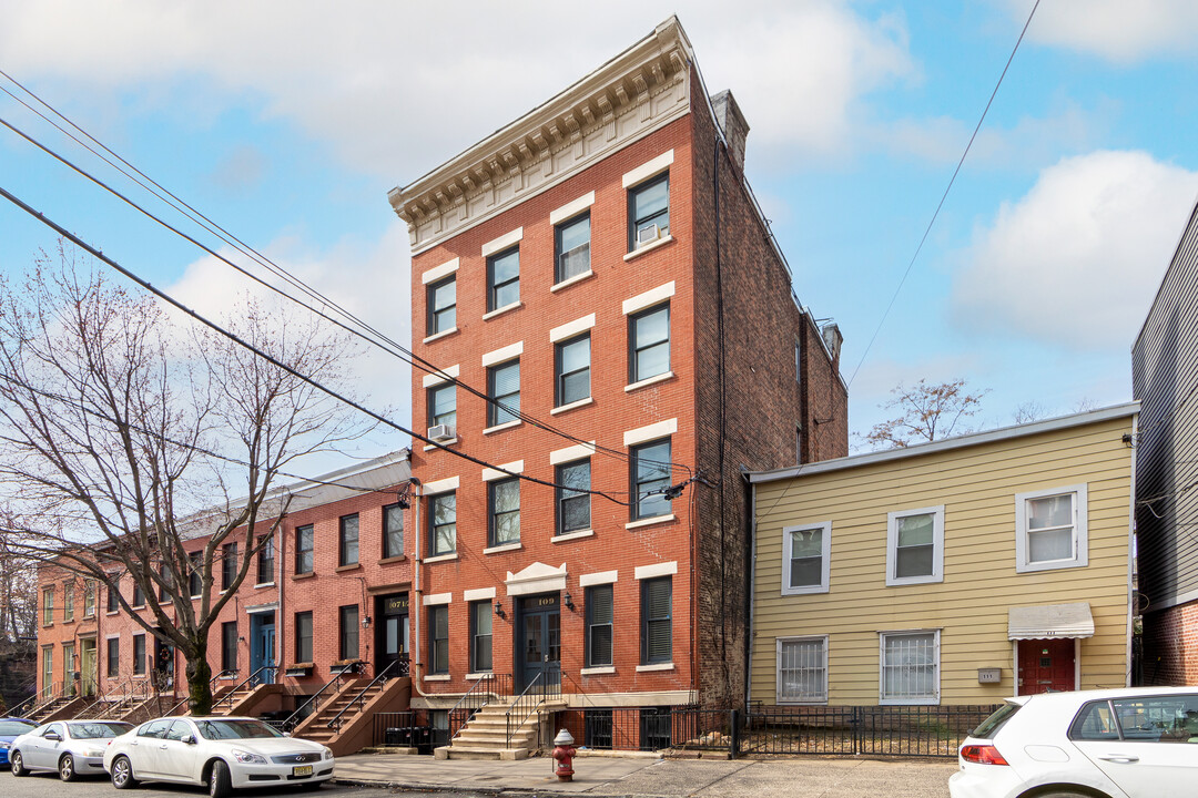 109 Erie St in Jersey City, NJ - Building Photo