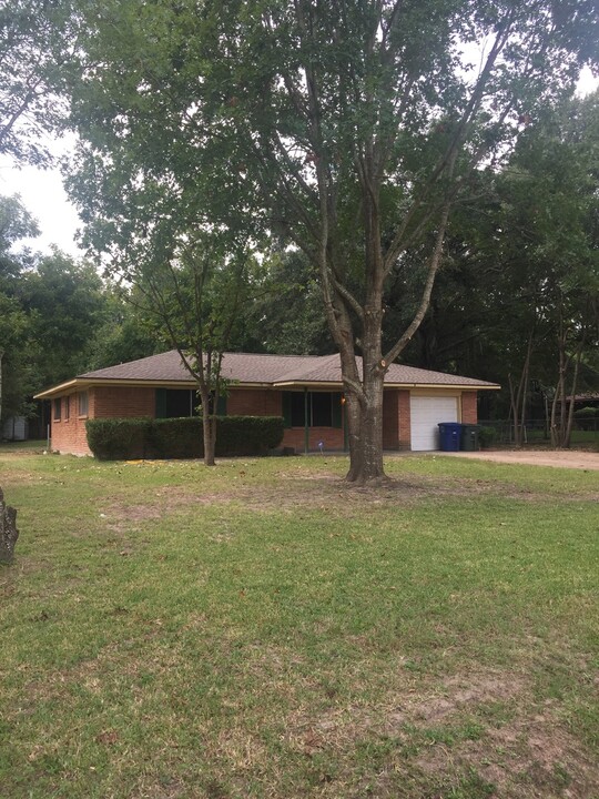 326 Roundabout in Huntsville, TX - Building Photo