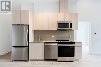 720 Whitlock Ave in Milton, ON - Building Photo - Building Photo