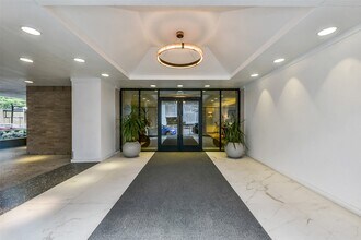 1111 Caroline St in Houston, TX - Building Photo - Building Photo