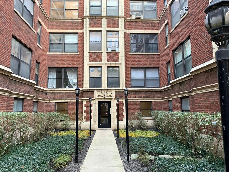 1058 W Granville Ave in Chicago, IL - Building Photo
