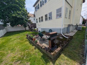11 Kearney St, Unit 2 in Malden, MA - Foto de edificio - Building Photo