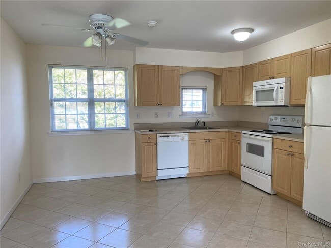 7 Dominick Ct in Lindenhurst, NY - Building Photo - Building Photo