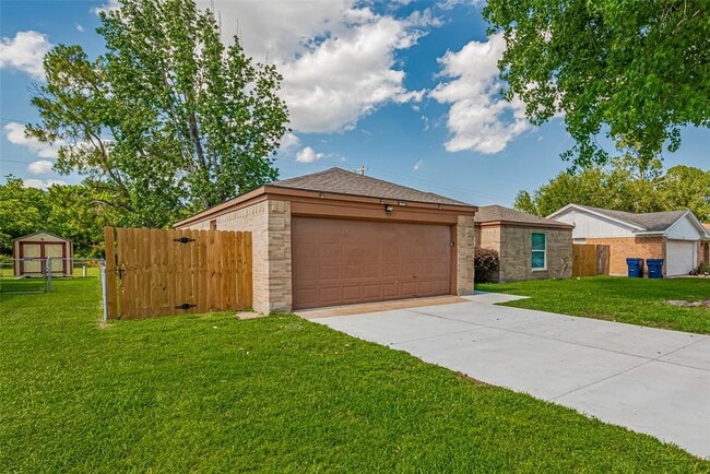 7926 Jonquil Dr in Texas City, TX - Building Photo - Building Photo