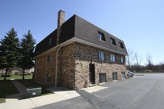 9963 Linda Ln in Des Plaines, IL - Building Photo - Building Photo