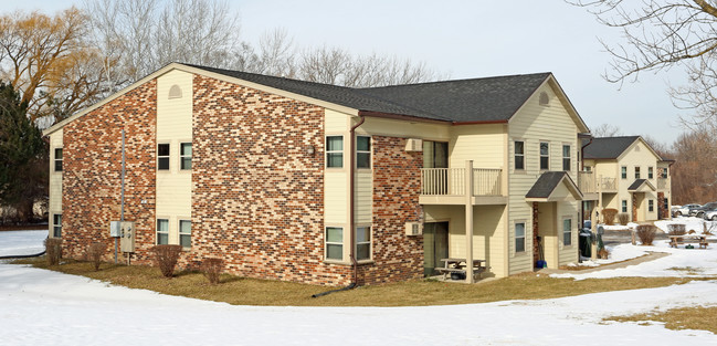 Willow Glen Apartments in Muskego, WI - Building Photo - Building Photo