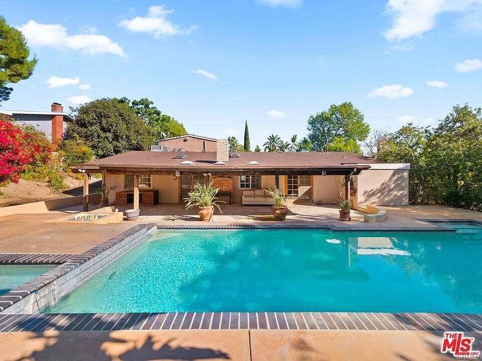 6009 Maury Ave in Los Angeles, CA - Building Photo