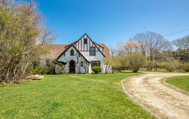 50 Fairview Ave in Montauk, NY - Foto de edificio - Building Photo