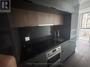 900 St Clair Ave W in Toronto, ON - Building Photo - Building Photo