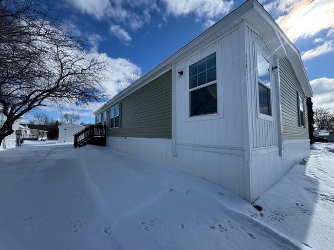 11431 N Lake Dr in Fenton, MI - Foto de edificio - Building Photo