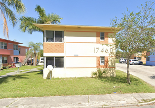 Lakeside Colony Apartments in St. Petersburg, FL - Building Photo - Building Photo