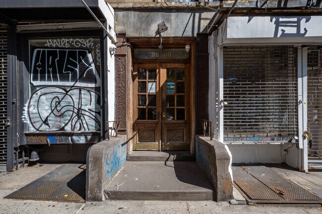 98-100 Thompson St in New York, NY - Building Photo - Building Photo