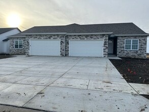 4605 Castle Pines Dr in Springfield, IL - Foto de edificio - Building Photo