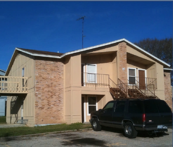 TEX Villas in Giddings, TX - Building Photo