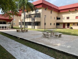 10901 N Kendall Dr in Miami, FL - Building Photo