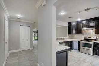 1105 Maplewood Dr, Unit 411 in Greenacres, FL - Building Photo - Building Photo