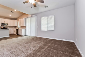 4344 Latitude Valley Ct in North Las Vegas, NV - Foto de edificio - Building Photo