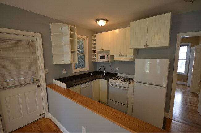 12 Cheever Ct, Unit 1 in Boston, MA - Foto de edificio - Building Photo