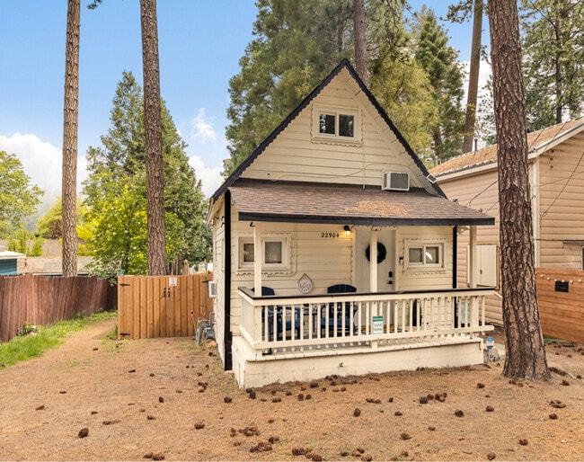 22904 Waters Dr in Crestline, CA - Building Photo - Building Photo