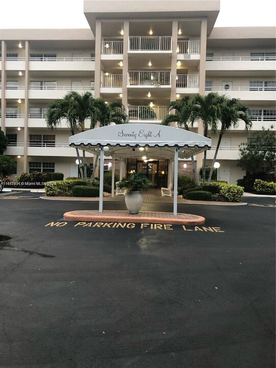 3970 Oaks Clubhouse Dr in Pompano Beach, FL - Foto de edificio