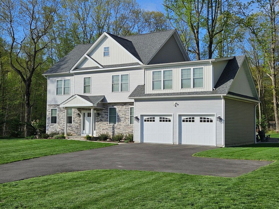 25 Meridian Ridge Dr in Newtown, CT - Building Photo