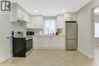 811 University Ave E in Windsor, ON - Foto de edificio - Building Photo