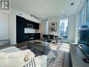 327 King St W in Toronto, ON - Building Photo - Building Photo