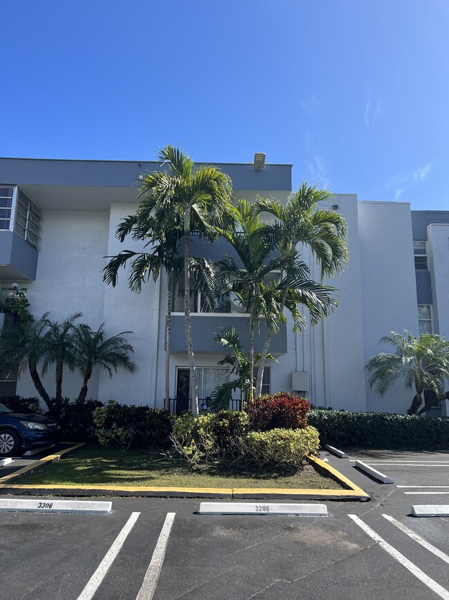 2498 SW 17th Ave, Unit Apartment in NE Grove in Miami, FL - Building Photo - Building Photo
