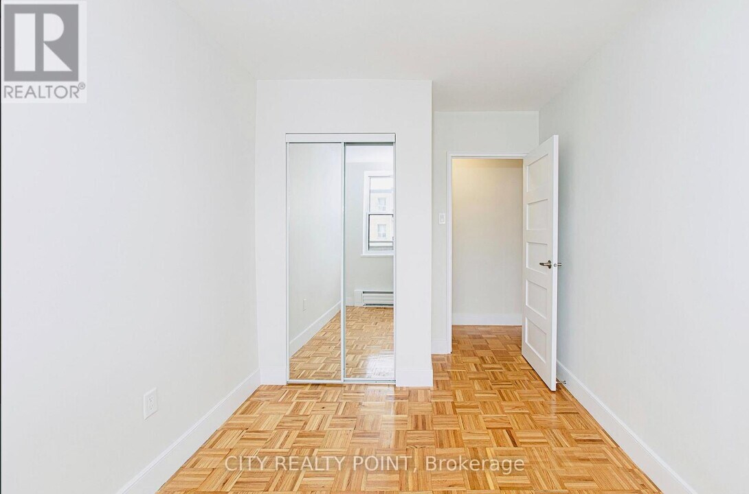 2-402 Grandstand Pl in Toronto, ON - Building Photo